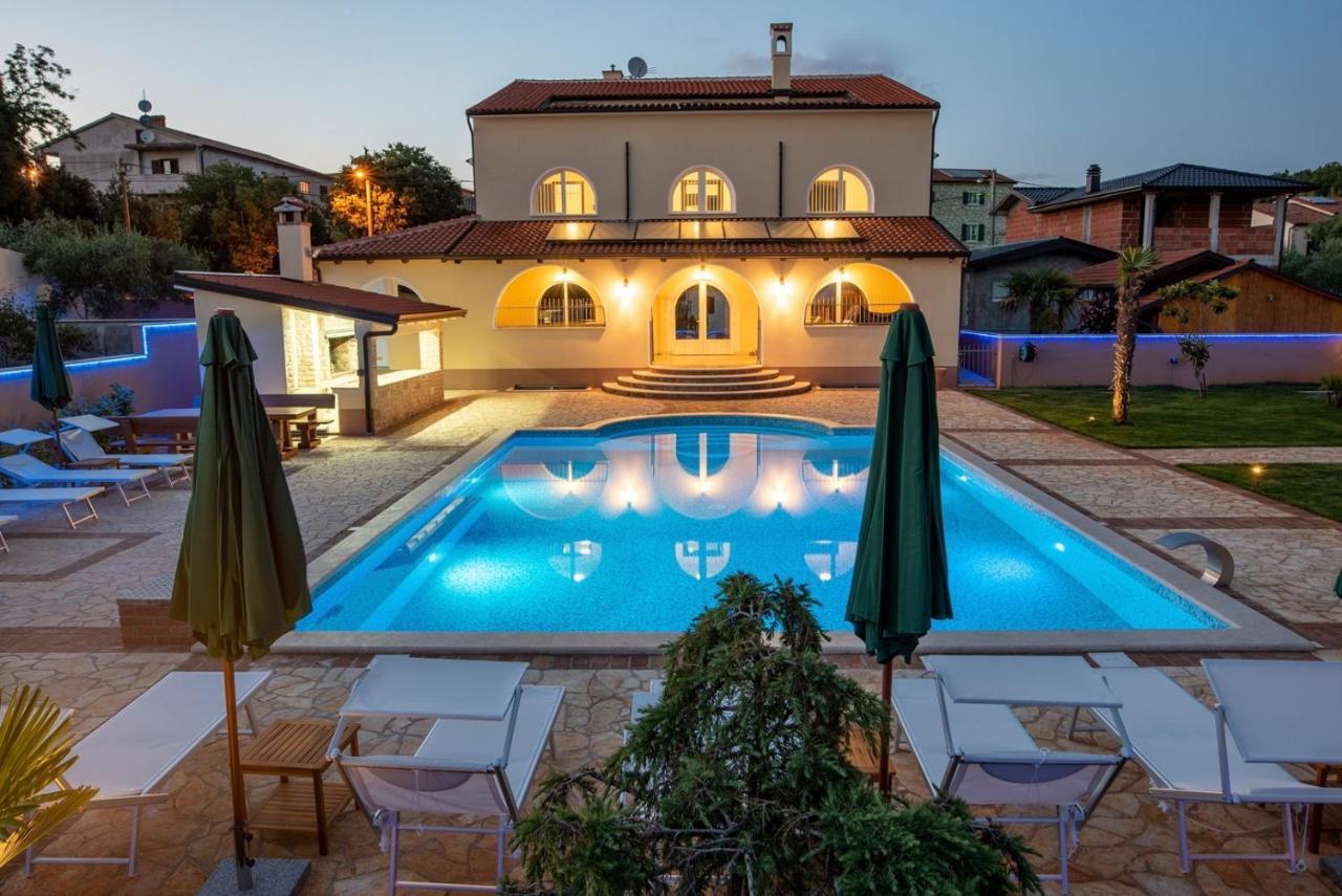 Via Flavia With Common Pool Labinci Quarto foto
